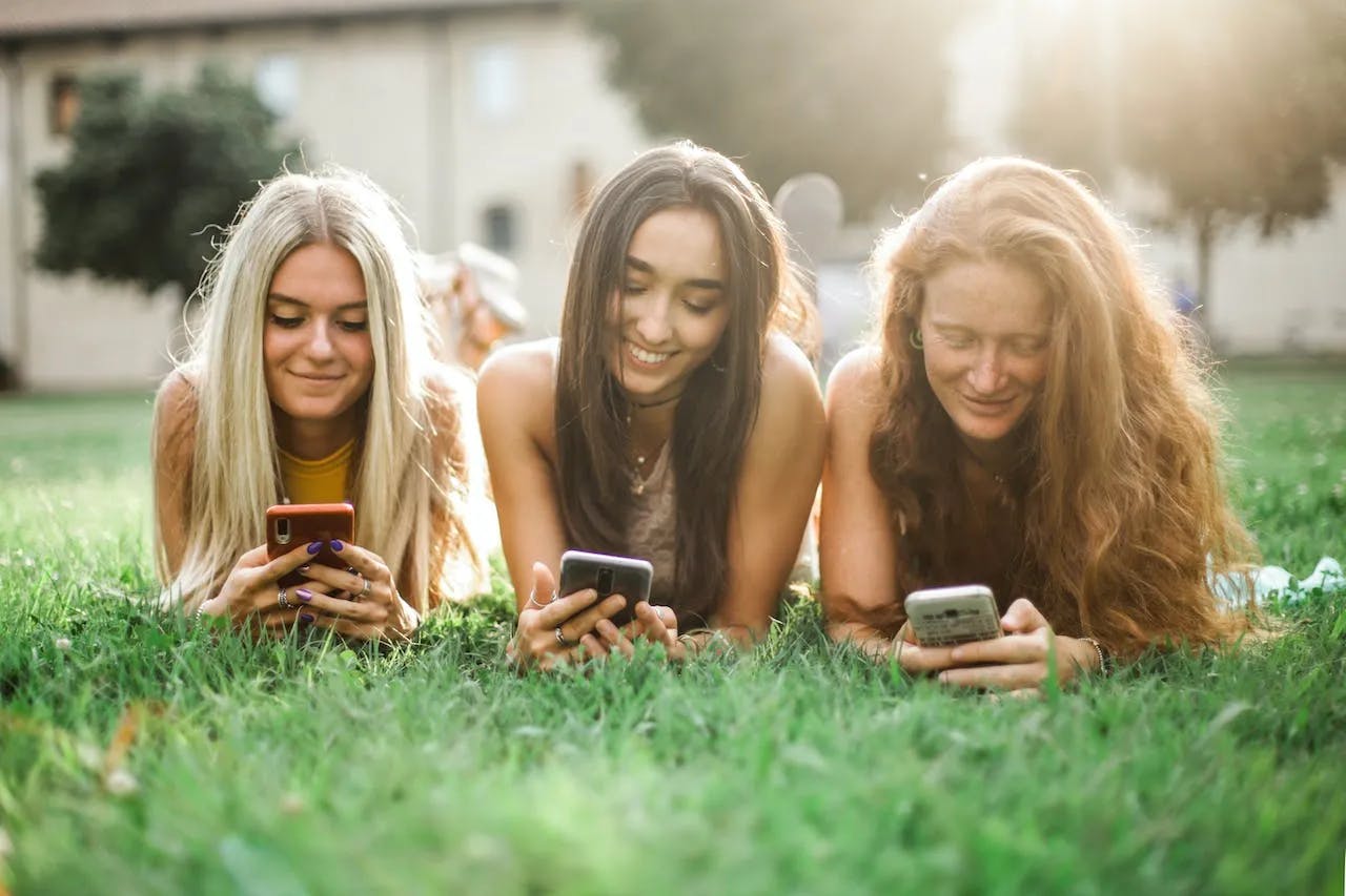 3 ladies browsing their phones