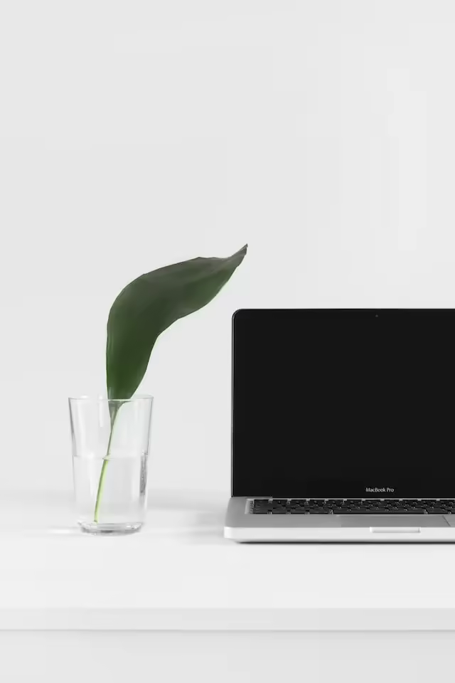 Laptop på et skrivebord